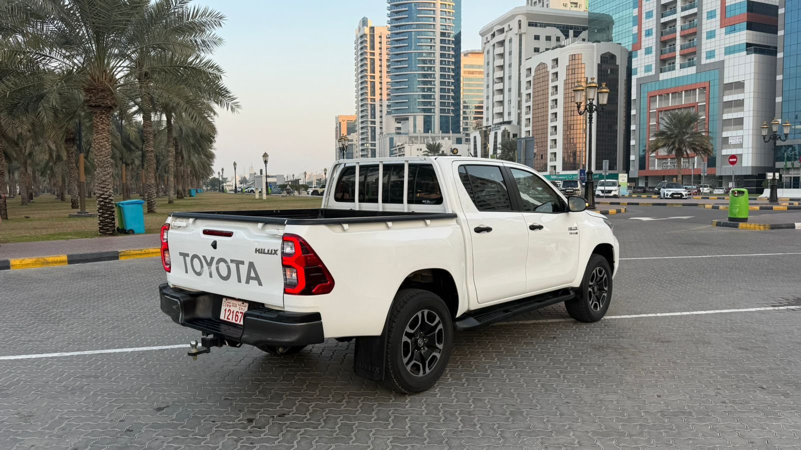 Toyota Hilux SR5 2018 White image